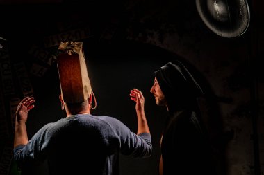 siyah pelerin içinde cesur savaşçı avarelik portresi. tarihsel bir fantezi. Cadılar Bayramı