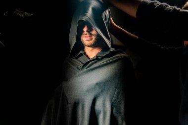 siyah pelerin içinde cesur savaşçı avarelik portresi. tarihsel bir fantezi. Cadılar Bayramı