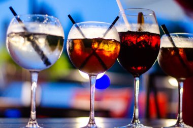 Farklı renkli alkol kokteyller bir parti, martini, votka ve diğer açık hava olay, resim ile güzel bir şekilde dekore edilmiş catering buket masaya güzel satır satır