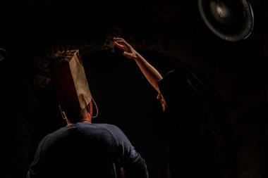 siyah pelerin içinde cesur savaşçı avarelik portresi. tarihsel bir fantezi. Cadılar Bayramı
