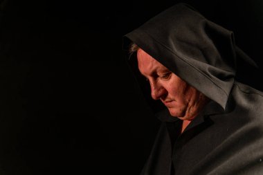 siyah pelerin içinde cesur savaşçı avarelik portresi. tarihsel bir fantezi. Cadılar Bayramı.