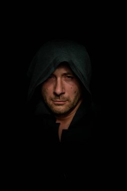 siyah pelerin içinde cesur savaşçı avarelik portresi. tarihsel bir fantezi. Cadılar Bayramı