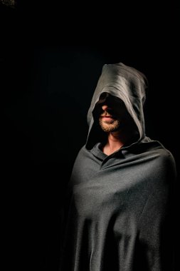 siyah pelerin içinde cesur savaşçı avarelik portresi. tarihsel bir fantezi. Cadılar Bayramı