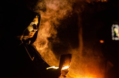 siyah pelerin içinde cesur savaşçı avarelik portresi. tarihsel bir fantezi. Cadılar Bayramı