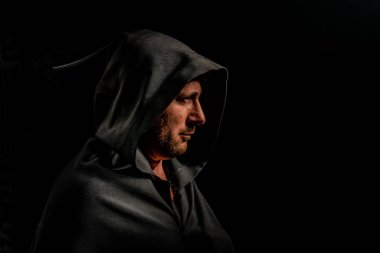 siyah pelerin içinde cesur savaşçı avarelik portresi. tarihsel bir fantezi. Cadılar Bayramı