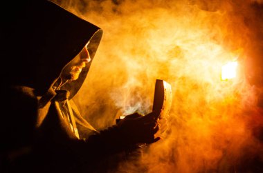 siyah pelerin içinde cesur savaşçı avarelik portresi. tarihsel bir fantezi. Cadılar Bayramı