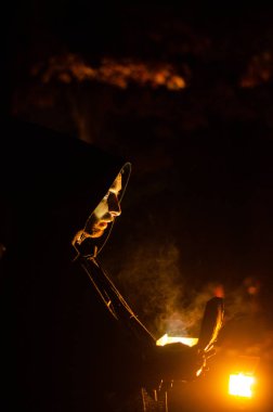 siyah pelerin içinde cesur savaşçı avarelik portresi. tarihsel bir fantezi. Cadılar Bayramı