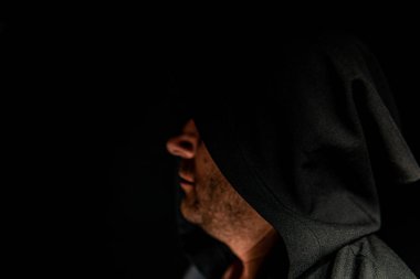 siyah pelerin içinde cesur savaşçı avarelik portresi. tarihsel bir fantezi. Cadılar Bayramı