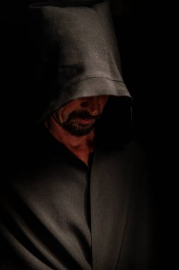 siyah pelerin içinde cesur savaşçı avarelik portresi. tarihsel bir fantezi. Cadılar Bayramı.