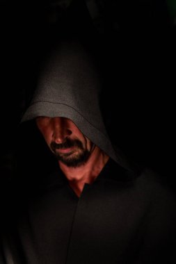 siyah pelerin içinde cesur savaşçı avarelik portresi. tarihsel bir fantezi. Cadılar Bayramı.