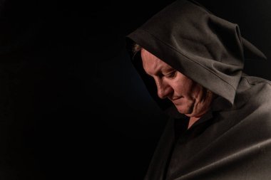 siyah pelerin içinde cesur savaşçı avarelik portresi. tarihsel bir fantezi. Cadılar Bayramı.