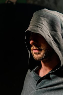 siyah pelerin içinde cesur savaşçı avarelik portresi. tarihsel bir fantezi. Cadılar Bayramı