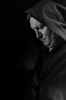 siyah pelerin içinde cesur savaşçı avarelik portresi. tarihsel bir fantezi. Cadılar Bayramı.