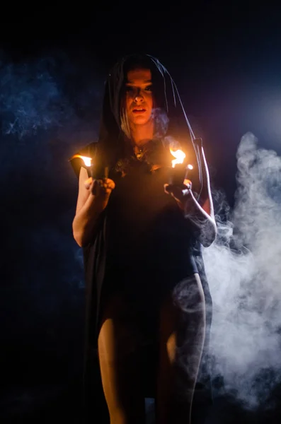 Μυστηριώδες Κορίτσι Που Φοράει Μαύρο Μανδύα Σάββατο Της Μάγισσας Στο — Φωτογραφία Αρχείου