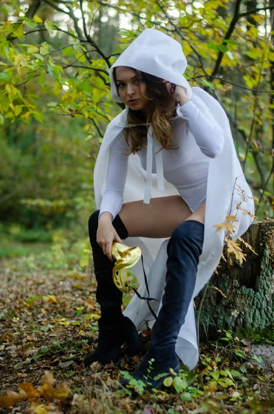 Sexy Jovem Menina Vestindo Branco Bodysuit Capa Posando Floresta — Fotografia de Stock