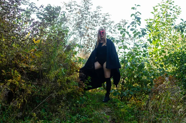 Belle Fille Portant Des Vêtements Carnaval Dans Forêt Concept Mystère — Photo