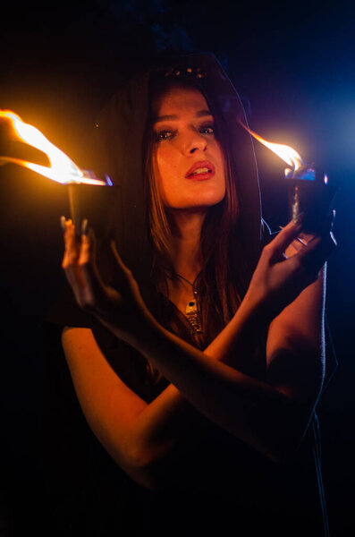 загадочная девушка в черном плаще, шабаш ведьмы в лесу ночью у костра