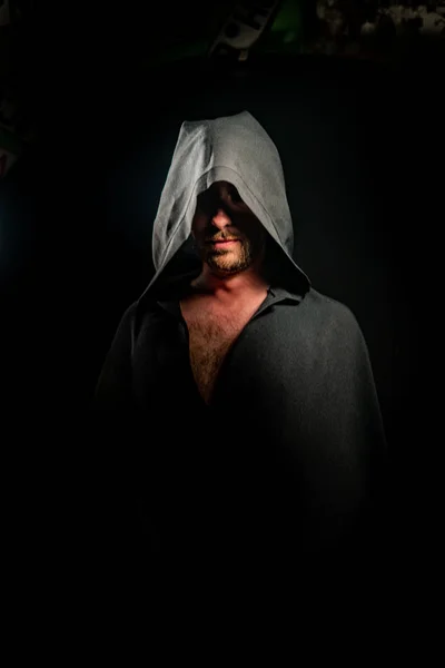 Портрет мужественного странника-воина в черном плаще. Исторические фантазии. Хэллоуин — стоковое фото