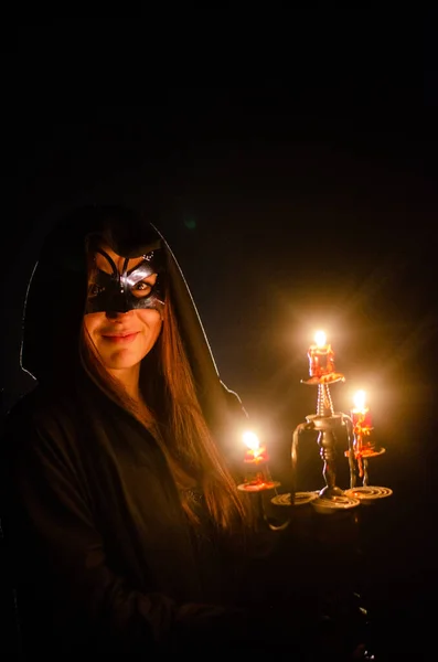 Misteriosa Jovencita Vestida Con Una Capa Negra Sábado Brujas Bosque — Foto de Stock
