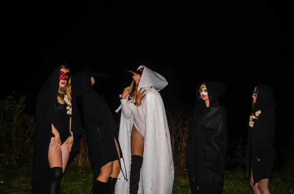 Misteriosas Chicas Jóvenes Vestidas Con Capas Blancas Negras Sábado Brujas — Foto de Stock