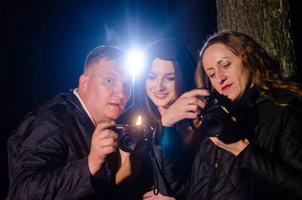 Fotografové Kamerami Mladá Dívka Modelka Černém Plášti Čarodějnice Sabbath Koncept — Stock fotografie