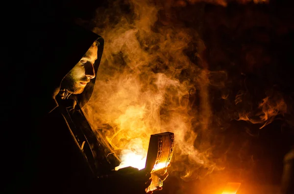 Retrato Guerreiro Corajoso Errante Com Manto Preto Fantasia Histórica Halloween — Fotografia de Stock