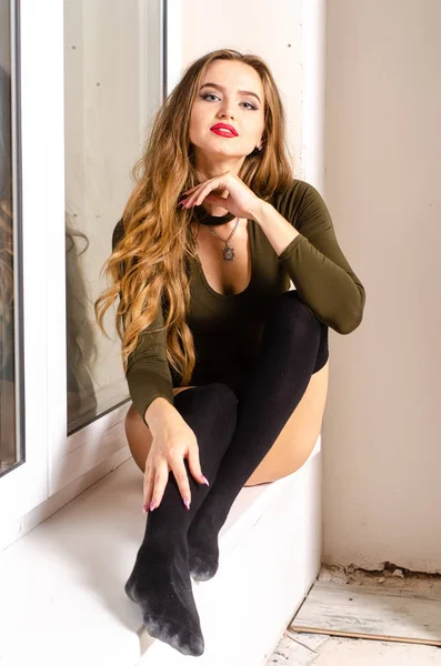 Sexy mladá žena v černém prádle smyslné. Dívka pózuje na cihlovou zeď ve studiu. — Stock fotografie
