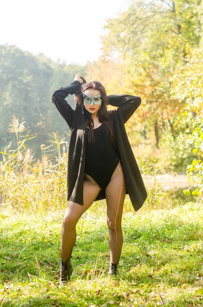 Bela Jovem Mulher Traje Carnaval Preto Máscara Posando Floresta — Fotografia de Stock