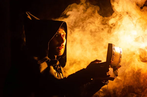 Porträt Eines Mutigen Kriegers Der Einem Schwarzen Mantel Wandert Historische — Stockfoto