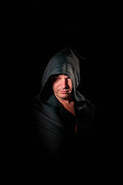 Retrato de un valiente guerrero vagabundo con una capa negra. Fantasía histórica. Halloween . — Foto de Stock