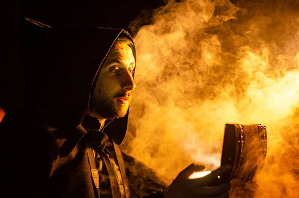 Porträt Eines Mutigen Kriegers Der Einem Schwarzen Mantel Wandert Historische — Stockfoto