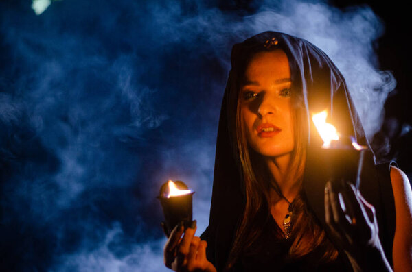 загадочная девушка в черном плаще, шабаш ведьмы в лесу ночью у костра