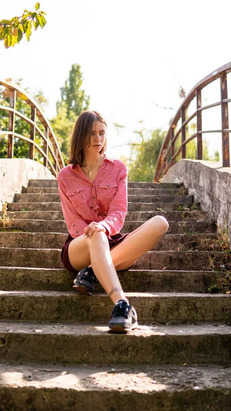 Foto Urbana Jovem Menina Bonita Parede Rua — Fotografia de Stock