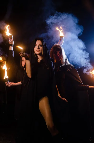 Mystery Young Girls Wearing Black Cloaks Witch Sabbath Woods Night — Stockfoto