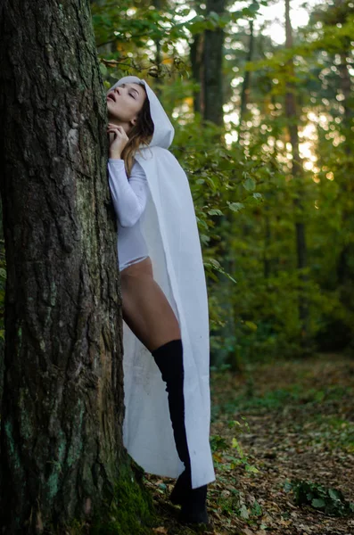 Sexy Jeune Fille Portant Body Blanc Manteau Posant Dans Forêt — Photo