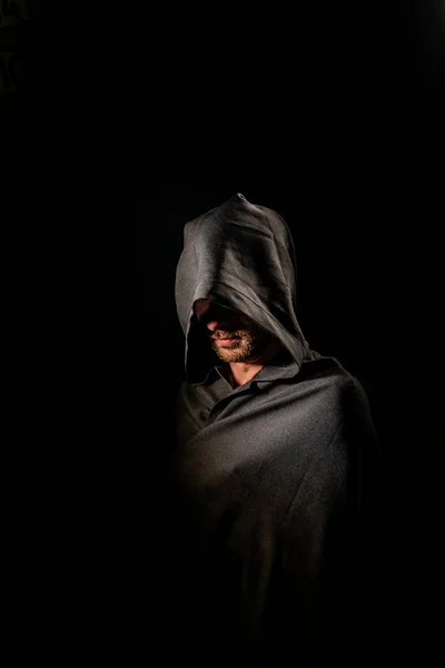 Retrato de un valiente guerrero vagabundo con una capa negra. Fantasía histórica. Halloween — Foto de Stock