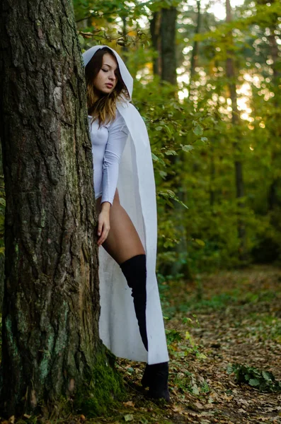 Сексуальная Молодая Девушка Белом Купальнике Плаще Позирующая Лесу — стоковое фото