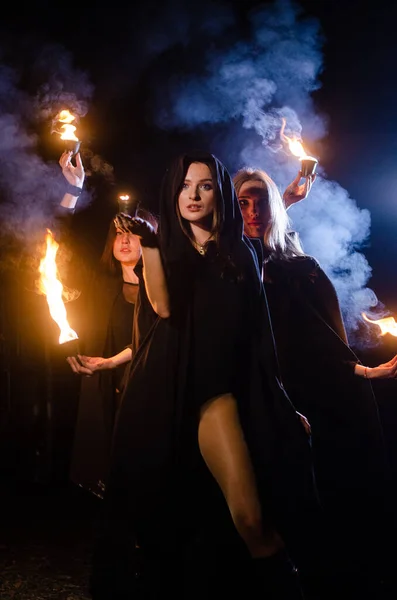 Mystery Young Girls Wearing Black Cloaks Witch Sabbath Woods Night — Stockfoto