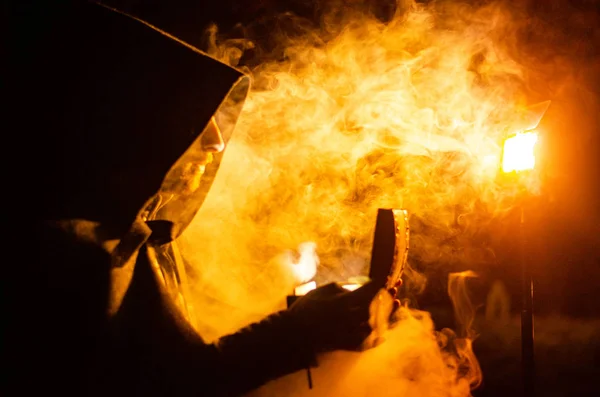 Porträt Eines Mutigen Kriegers Der Einem Schwarzen Mantel Wandert Historische — Stockfoto