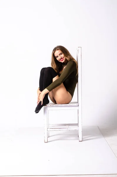 Jonge sexy vrouw zittend op stoel. — Stockfoto
