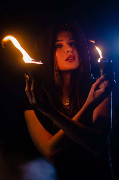 загадочная девушка в черном плаще, шабаш ведьмы в лесу ночью у костра