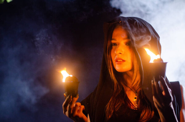 загадочная девушка в черном плаще, шабаш ведьмы в лесу ночью у костра