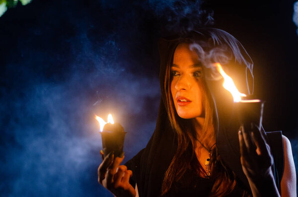 загадочная девушка в черном плаще, шабаш ведьмы в лесу ночью у костра