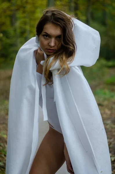 Sexy Jovem Menina Vestindo Branco Bodysuit Capa Posando Floresta — Fotografia de Stock