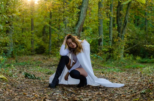 Sexy Joven Con Traje Cuerpo Blanco Capa Posando Bosque — Foto de Stock