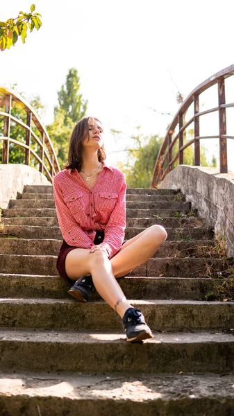 Foto Urbana Jovem Menina Bonita Parede Rua — Fotografia de Stock