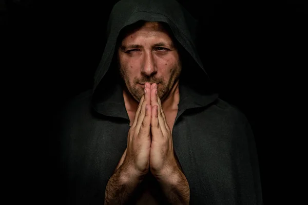 Retrato de un valiente guerrero vagabundo con una capa negra. Fantasía histórica. Halloween — Foto de Stock