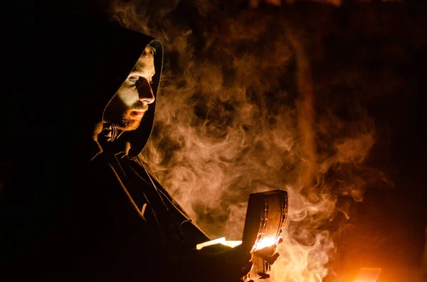 Portret Odważny Wojownik Wędrowca Czarny Płaszcz Historyczną Fantasy Halloween — Zdjęcie stockowe