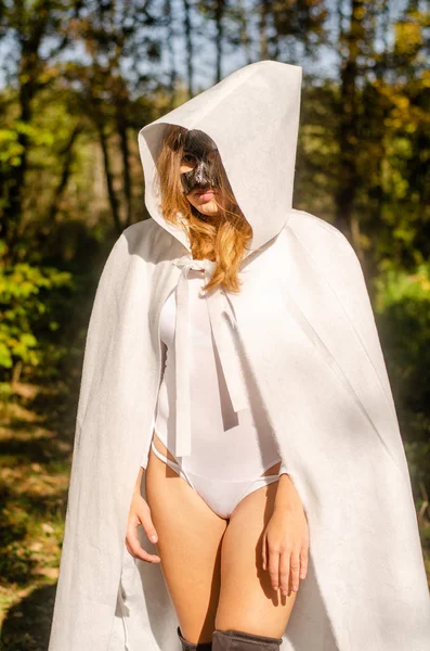 Menina Vestindo Uma Capa Chuva Branca Máscara Preta Floresta Carnaval — Fotografia de Stock