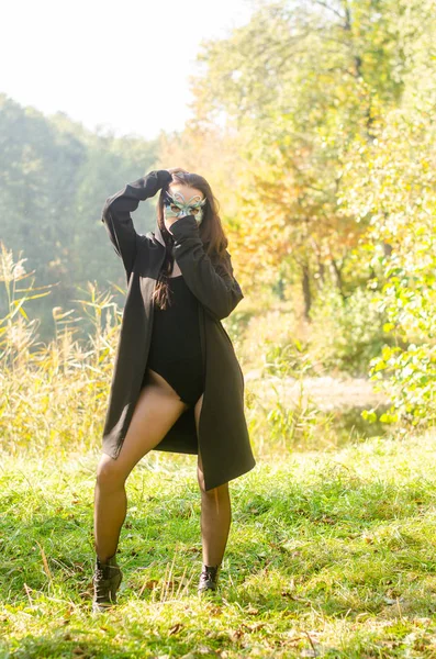 Красива Молода Жінка Чорному Карнавальному Костюмі Масці Позує Лісі — стокове фото